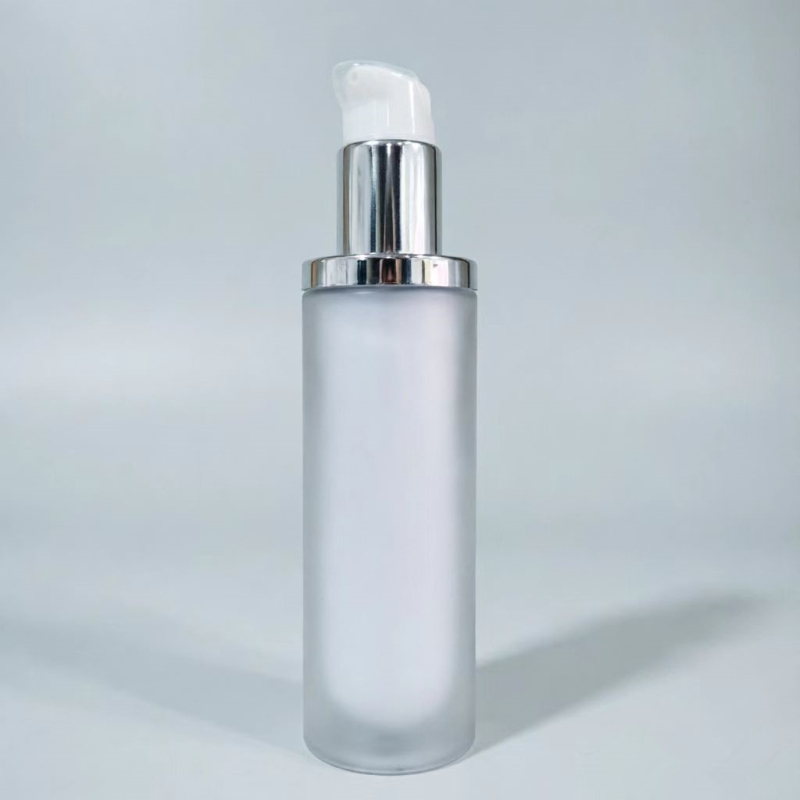 Set de ambalaje cosmetic cu recipiente multiple: sticlă mată de 120 ml cu capac argintiu și dop interior, flacon spray de 100 ml, loțiune 30 ml, cremă 30 g, cremă 50 g