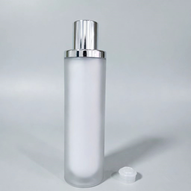 Set de ambalaje cosmetic cu recipiente multiple: sticlă mată de 120 ml cu capac argintiu și dop interior, flacon spray de 100 ml, loțiune 30 ml, cremă 30 g, cremă 50 g