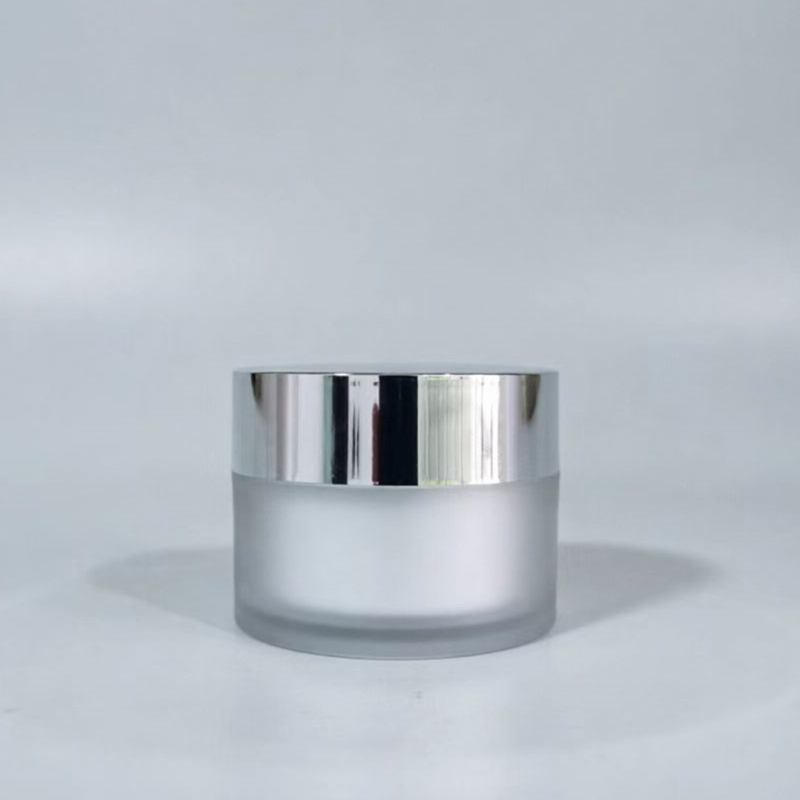 Set de ambalaje cosmetic cu recipiente multiple: sticlă mată de 120 ml cu capac argintiu și dop interior, flacon spray de 100 ml, loțiune 30 ml, cremă 30 g, cremă 50 g