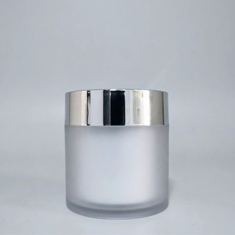 Set de ambalaje cosmetic cu recipiente multiple: sticlă mată de 120 ml cu capac argintiu și dop interior, flacon spray de 100 ml, loțiune 30 ml, cremă 30 g, cremă 50 g