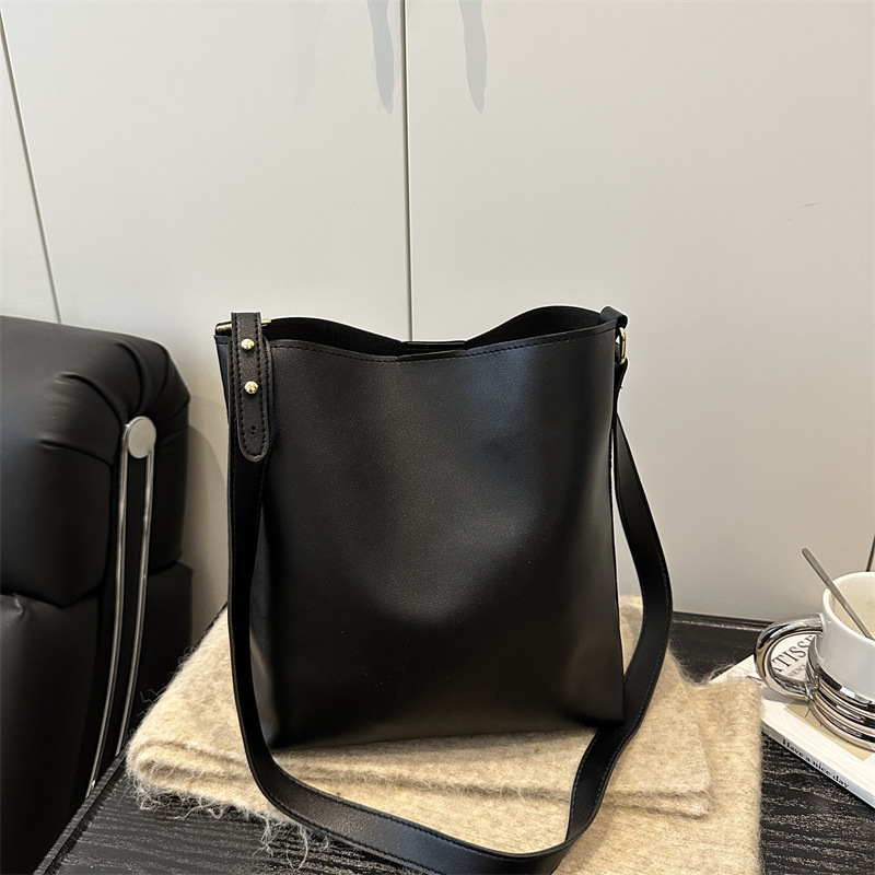 Geantă de oraș luxoasă, mare pentru femei, model nou toamnă–iarna 2025, stil minimalist, geantă bucket cu curea pe umăr, retro.
