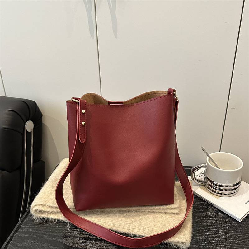 Geantă de oraș luxoasă, mare pentru femei, model nou toamnă–iarna 2025, stil minimalist, geantă bucket cu curea pe umăr, retro.