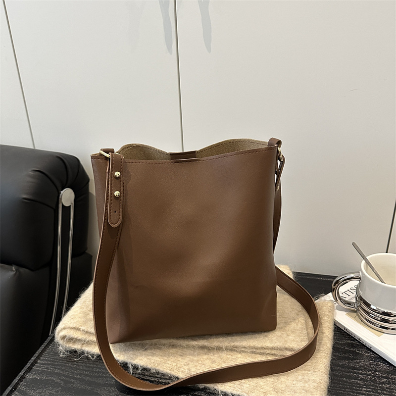 Geantă de oraș luxoasă, mare pentru femei, model nou toamnă–iarna 2025, stil minimalist, geantă bucket cu curea pe umăr, retro.