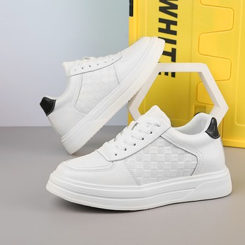 Adidași bărbați de toamnă, respirabili, în stil coreean, cu textură embossată, înălțare invizibilă a înălțimii, talpă groasă, albi, pentru activități sportive și casual.