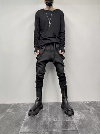 Tricou bărbătesc cu mâneci lungi, culoare închisă, plisare și nasturi, croială lejeră, stil streetwear