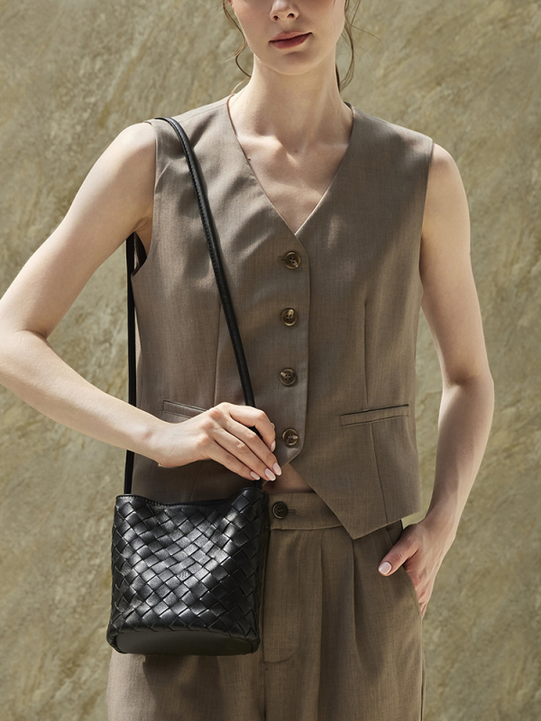 Geantă bucket din piele de miel, țesută manual, piele naturală, stil nou 2026, potrivită pentru umăr sau crossbody, geantă pentru femei