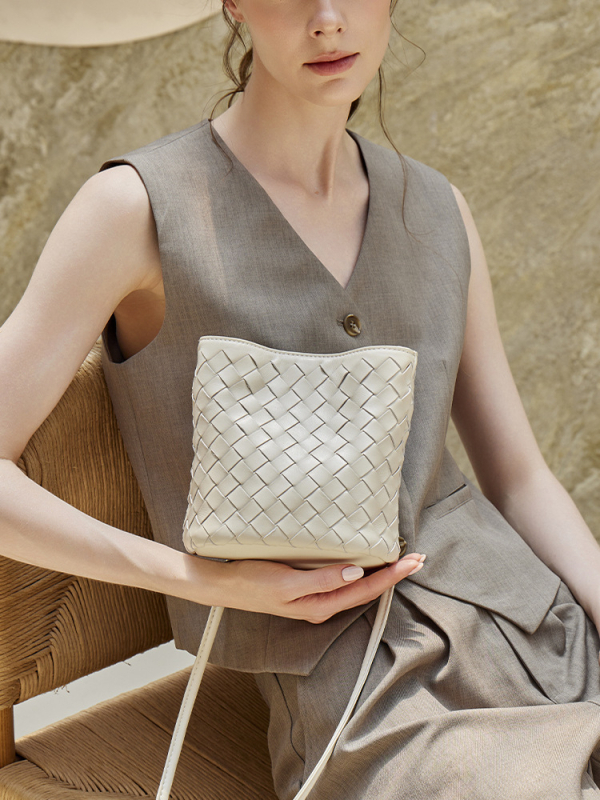 Geantă bucket din piele de miel, țesută manual, piele naturală, stil nou 2026, potrivită pentru umăr sau crossbody, geantă pentru femei
