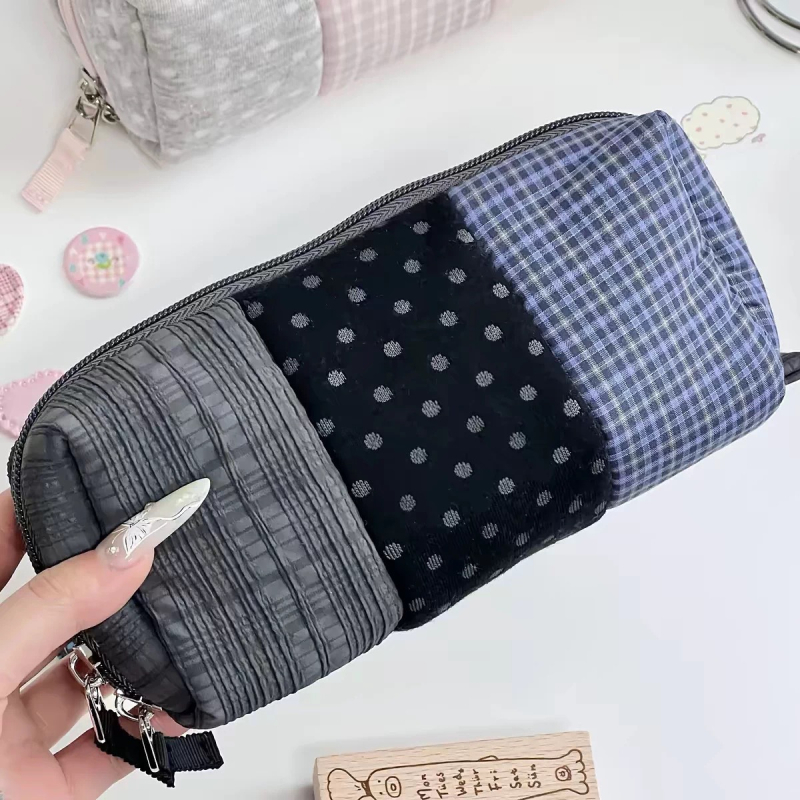 Geantă de papetărie din material textil, imprimeu albastru deschis cu buline și carouri, capacitate mare, penar
