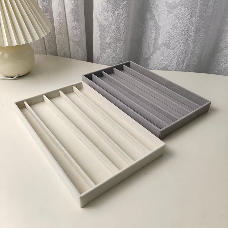 Tavă mare pentru bijuterii cu interior catifelat și organizator din acril pentru coliere și brățări