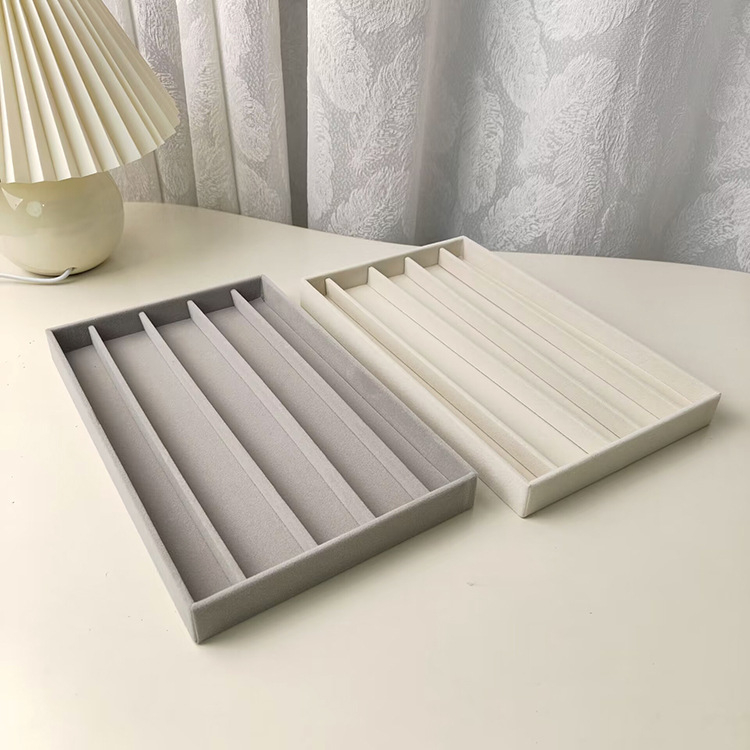 Tavă mare pentru bijuterii cu interior catifelat și organizator din acril pentru coliere și brățări