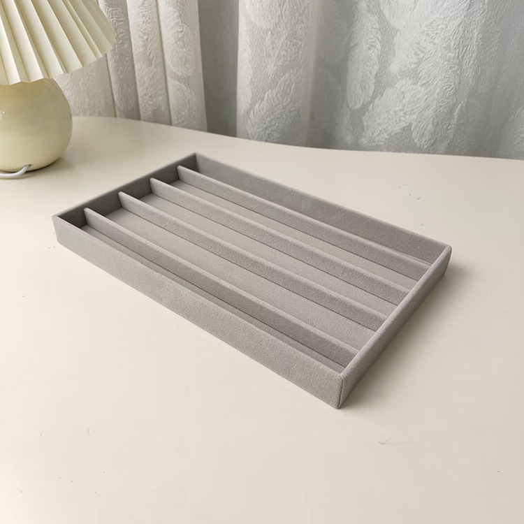Tavă mare pentru bijuterii cu interior catifelat și organizator din acril pentru coliere și brățări