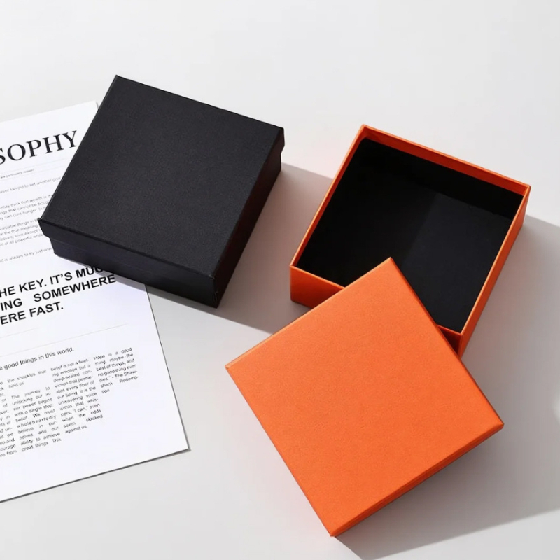 Cutie albă pentru bijuterii, cu capac superior și capac inferior, din carton, 12x12x5 cm