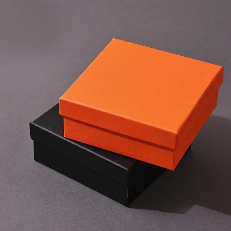 Cutie albă pentru bijuterii, cu capac superior și capac inferior, din carton, 12x12x5 cm