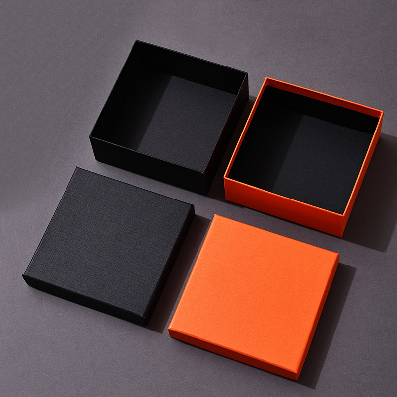 Cutie albă pentru bijuterii, cu capac superior și capac inferior, din carton, 12x12x5 cm