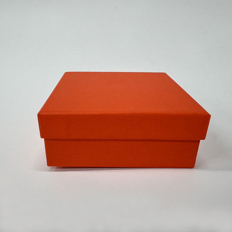 Cutie albă pentru bijuterii, cu capac superior și capac inferior, din carton, 12x12x5 cm