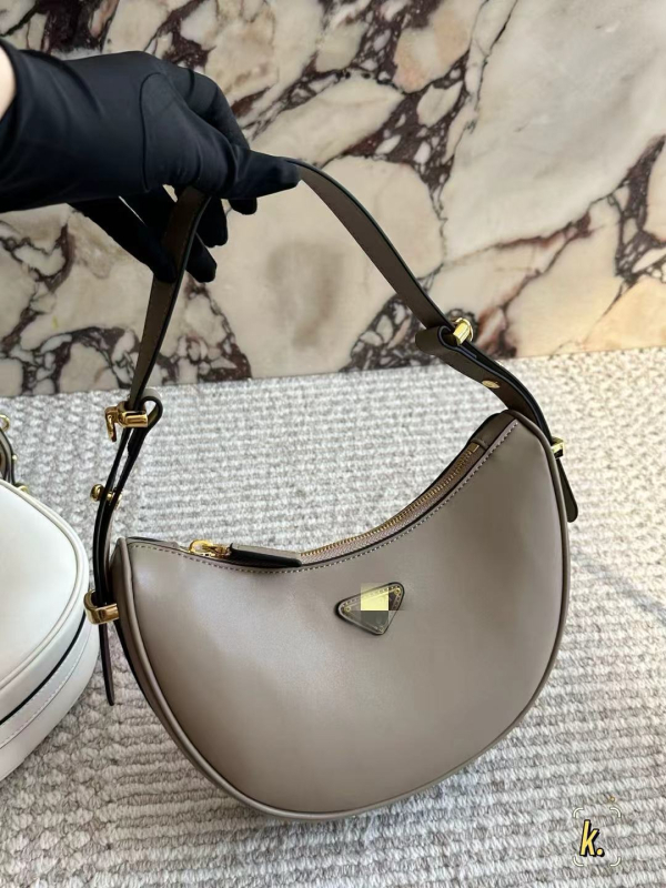 Geantă Arqué din piele oil-wax, în formă de semilună, mică, pentru femei, crossbody