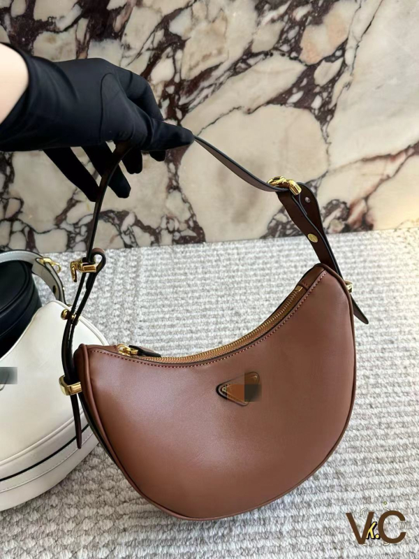 Geantă Arqué din piele oil-wax, în formă de semilună, mică, pentru femei, crossbody