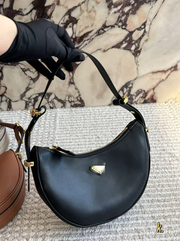 Geantă Arqué din piele oil-wax, în formă de semilună, mică, pentru femei, crossbody