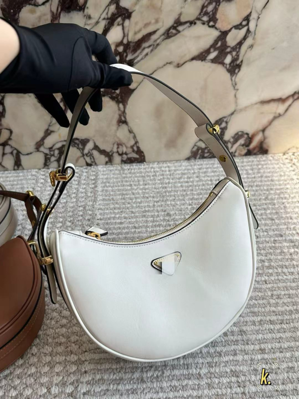 Geantă Arqué din piele oil-wax, în formă de semilună, mică, pentru femei, crossbody