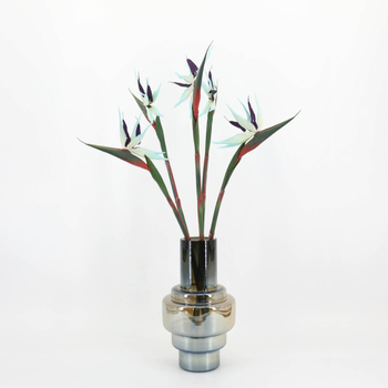 Plantă artificială Pasărea Paradisului cu frunze pentru decorul casei, expoziție pe podea în living.