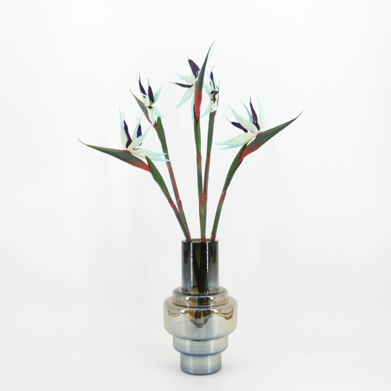 Plantă artificială Pasărea Paradisului cu frunze pentru decorul casei, expoziție pe podea în living.