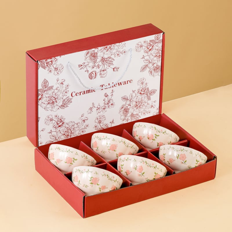 Set ceramic pentru masă cu decor colorat sub glazură, cu boluri și farfurii în cutie cadou, design floral elegant