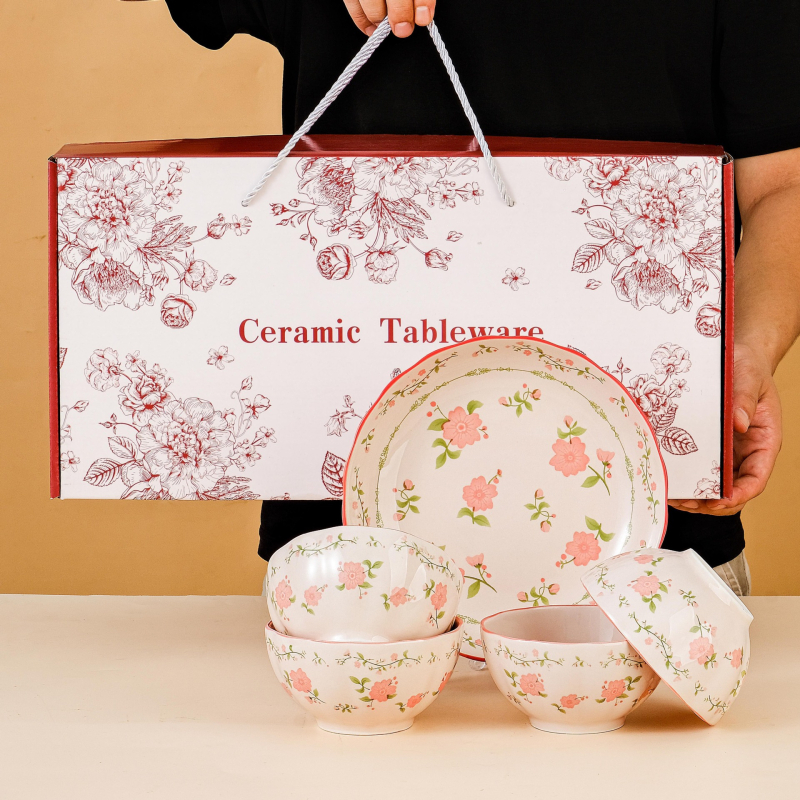 Set ceramic pentru masă cu decor colorat sub glazură, cu boluri și farfurii în cutie cadou, design floral elegant