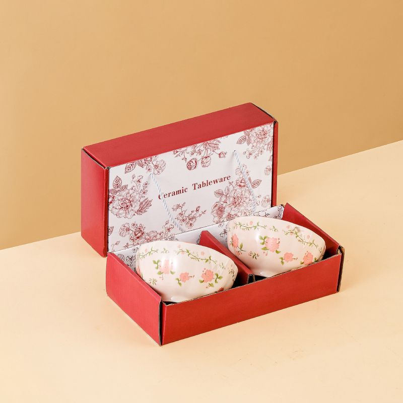 Set ceramic pentru masă cu decor colorat sub glazură, cu boluri și farfurii în cutie cadou, design floral elegant