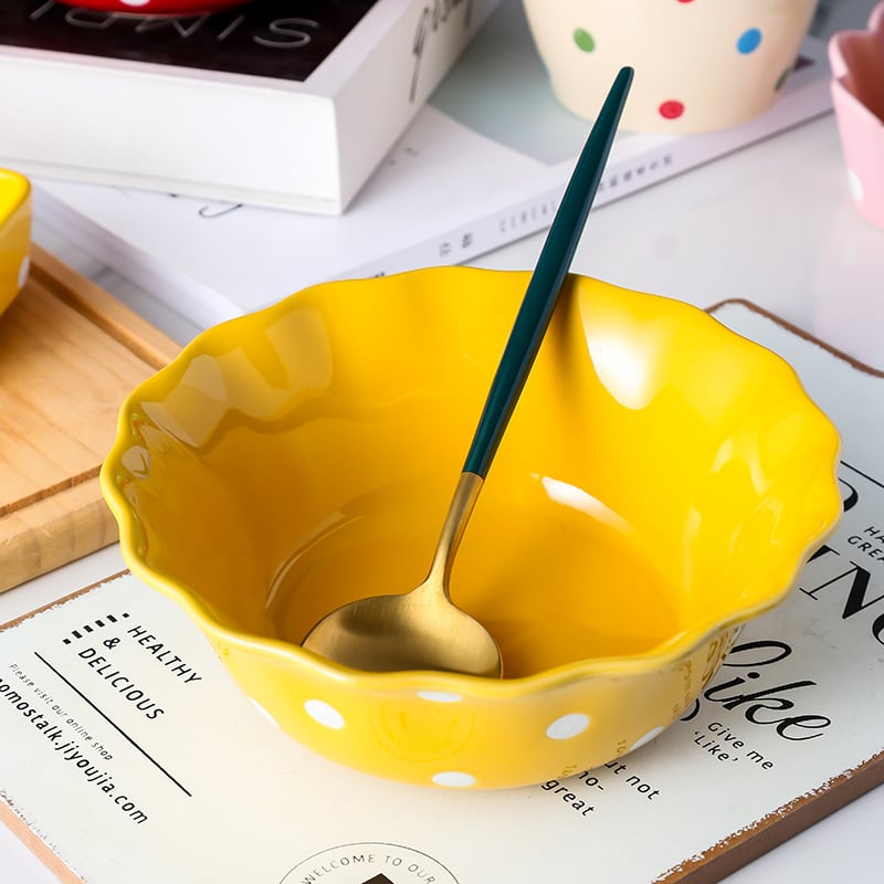 Vas mare din porțelan pentru uz casnic; bol gros de ceramică pentru fructe și salată; vesela cu buline; bol pentru tăiței instant și supă.