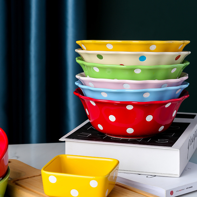 Vas mare din porțelan pentru uz casnic; bol gros de ceramică pentru fructe și salată; vesela cu buline; bol pentru tăiței instant și supă.