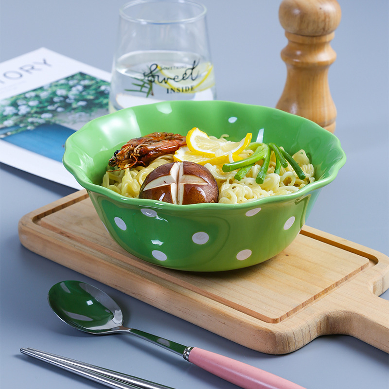 Vas mare din porțelan pentru uz casnic; bol gros de ceramică pentru fructe și salată; vesela cu buline; bol pentru tăiței instant și supă.
