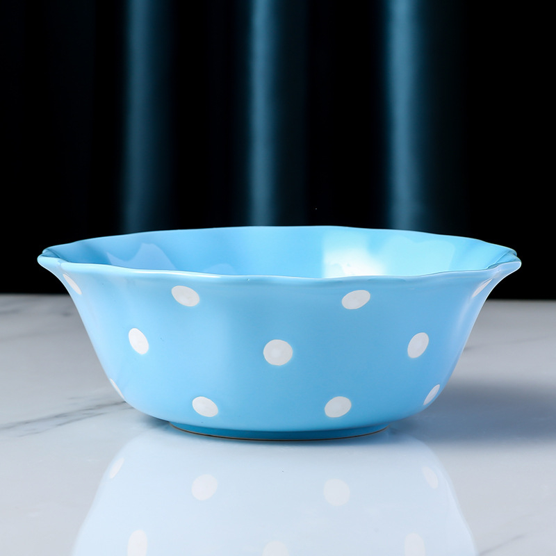 Vas mare din porțelan pentru uz casnic; bol gros de ceramică pentru fructe și salată; vesela cu buline; bol pentru tăiței instant și supă.