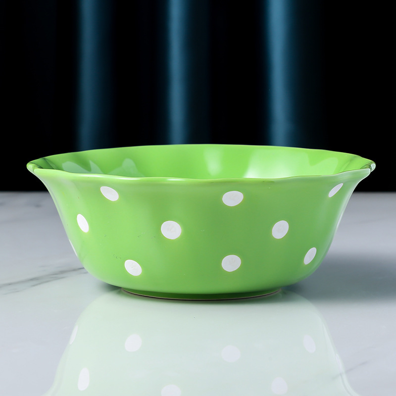 Vas mare din porțelan pentru uz casnic; bol gros de ceramică pentru fructe și salată; vesela cu buline; bol pentru tăiței instant și supă.