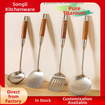 Set de trei ustensile de bucătărie din titan pur, cu mâner din lemn de pere: spatulă pentru gătit, lingură cu găuri și lingură de supă; rezistent la căldură, protecție împotriva arsurilor.