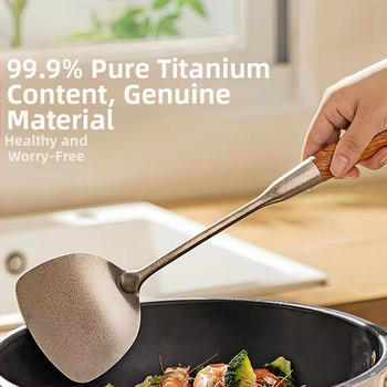 Set de trei ustensile de bucătărie din titan pur, cu mâner din lemn de pere: spatulă pentru gătit, lingură cu găuri și lingură de supă; rezistent la căldură, protecție împotriva arsurilor.