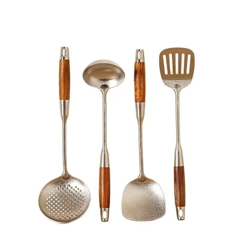 Set de trei ustensile de bucătărie din titan pur, cu mâner din lemn de pere: spatulă pentru gătit, lingură cu găuri și lingură de supă; rezistent la căldură, protecție împotriva arsurilor.