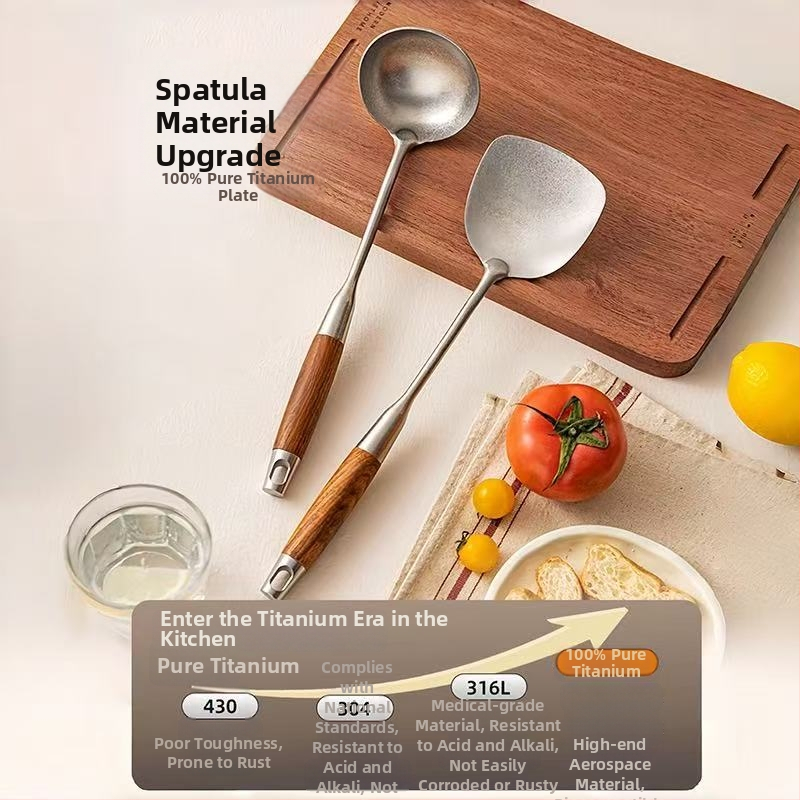 Set de trei ustensile de bucătărie din titan pur, cu mâner din lemn de pere: spatulă pentru gătit, lingură cu găuri și lingură de supă; rezistent la căldură, protecție împotriva arsurilor.