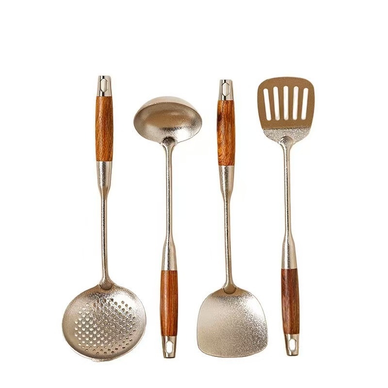 Set de trei ustensile de bucătărie din titan pur, cu mâner din lemn de pere: spatulă pentru gătit, lingură cu găuri și lingură de supă; rezistent la căldură, protecție împotriva arsurilor.