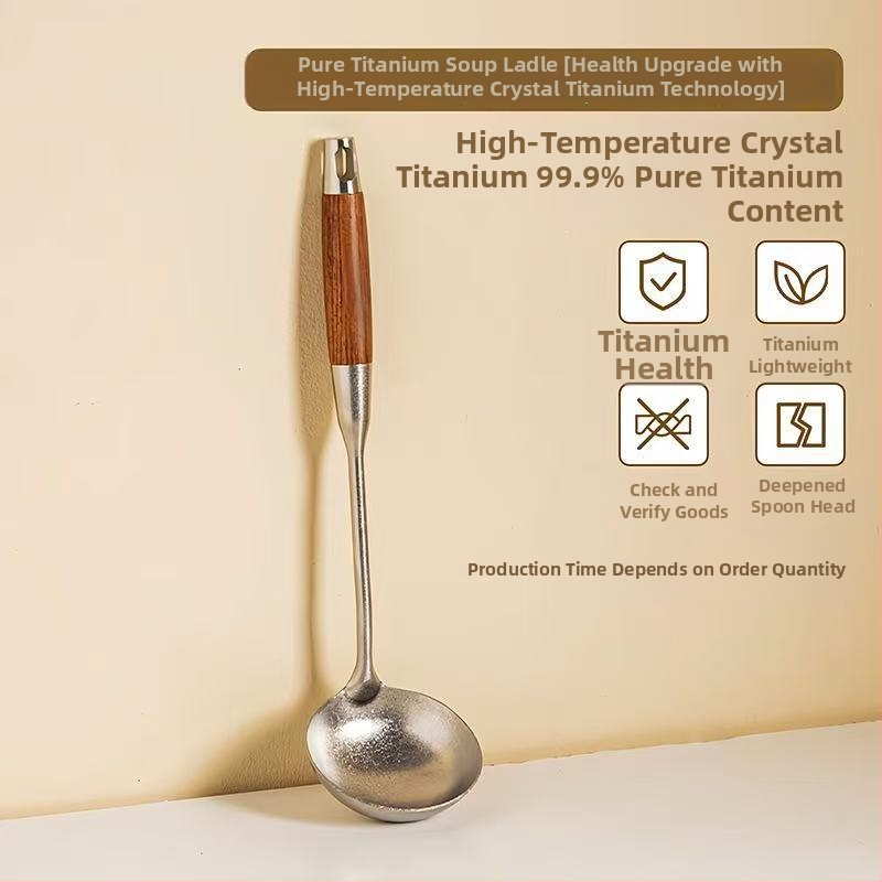 Set de trei ustensile de bucătărie din titan pur, cu mâner din lemn de pere: spatulă pentru gătit, lingură cu găuri și lingură de supă; rezistent la căldură, protecție împotriva arsurilor.