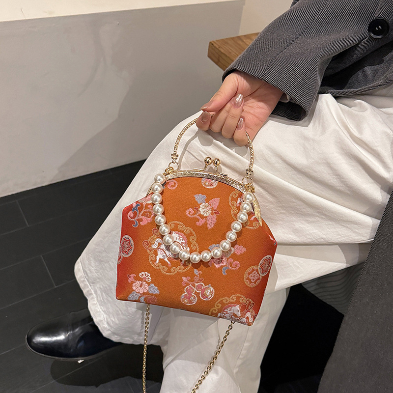 Geantă de umăr pentru femei, broderie în stil chinezesc, formă de scoică, model nou 2025, cu perle, elegantă și de înaltă calitate