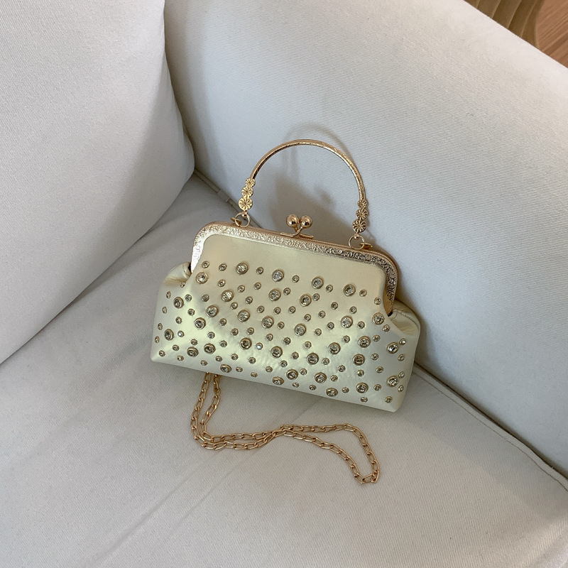 Geantă de umăr feminin, în formă de scoică, design minimalist, primăvara 2026