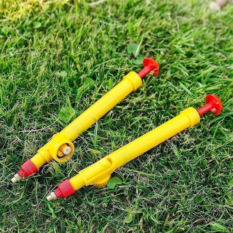 Stropitor manual cu acționare prin apăsare-tras pentru udarea plantelor, cu duză de pulverizare