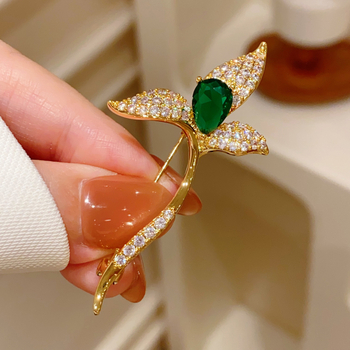 Broșă în stil coreean, lux ușor cu placare aurie, trifoi cu patru foi smaragd și orhidee, simplă și la modă, accesoriu unisex pentru pălărie