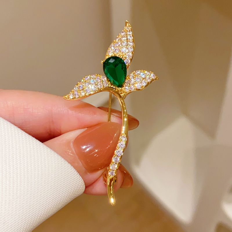 Broșă în stil coreean, lux ușor cu placare aurie, trifoi cu patru foi smaragd și orhidee, simplă și la modă, accesoriu unisex pentru pălărie