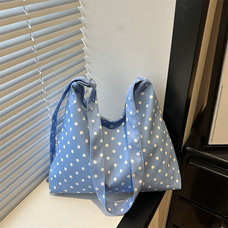 Geantă tote cu buline, capacitate mare, stil casual urban pentru naveta zilnică, primăvara 2026.