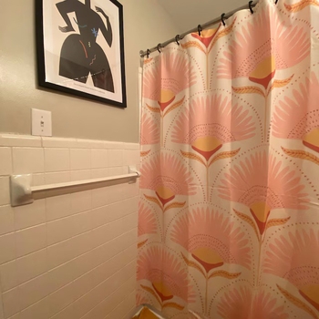 Cortină de duș cu model floral în stil Art Nouveau – decor vintage pentru baie, în nuanțe galben și roz