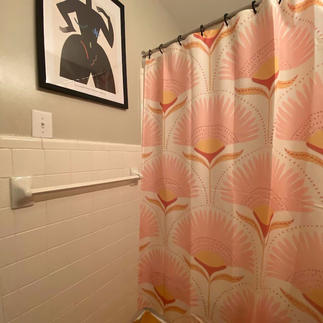 Cortină de duș cu model floral în stil Art Nouveau – decor vintage pentru baie, în nuanțe galben și roz