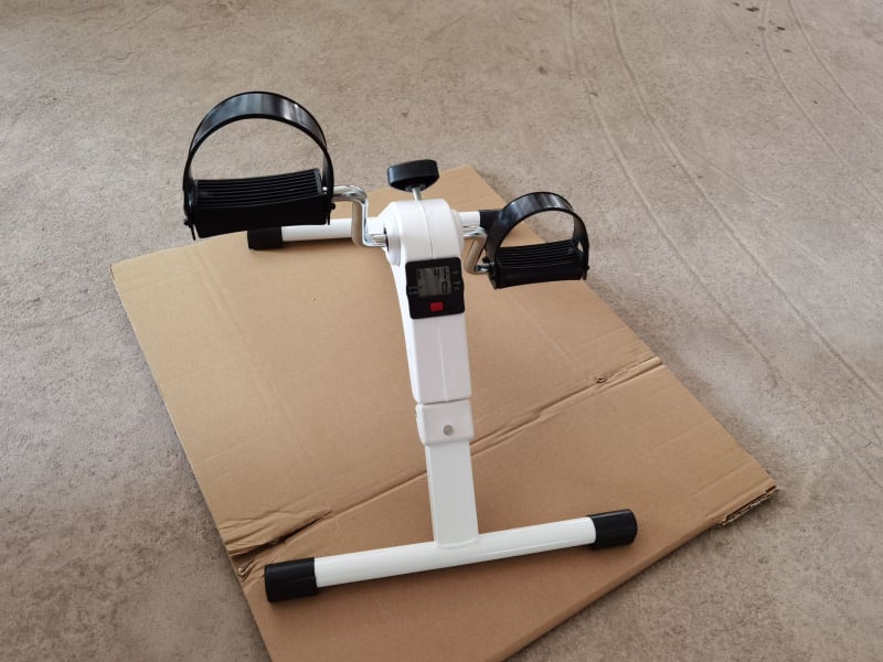 Dispozitiv de fitness mini, pliabil pentru uz casnic – pedalier pentru picioare, tonifiere și arderea grăsimilor