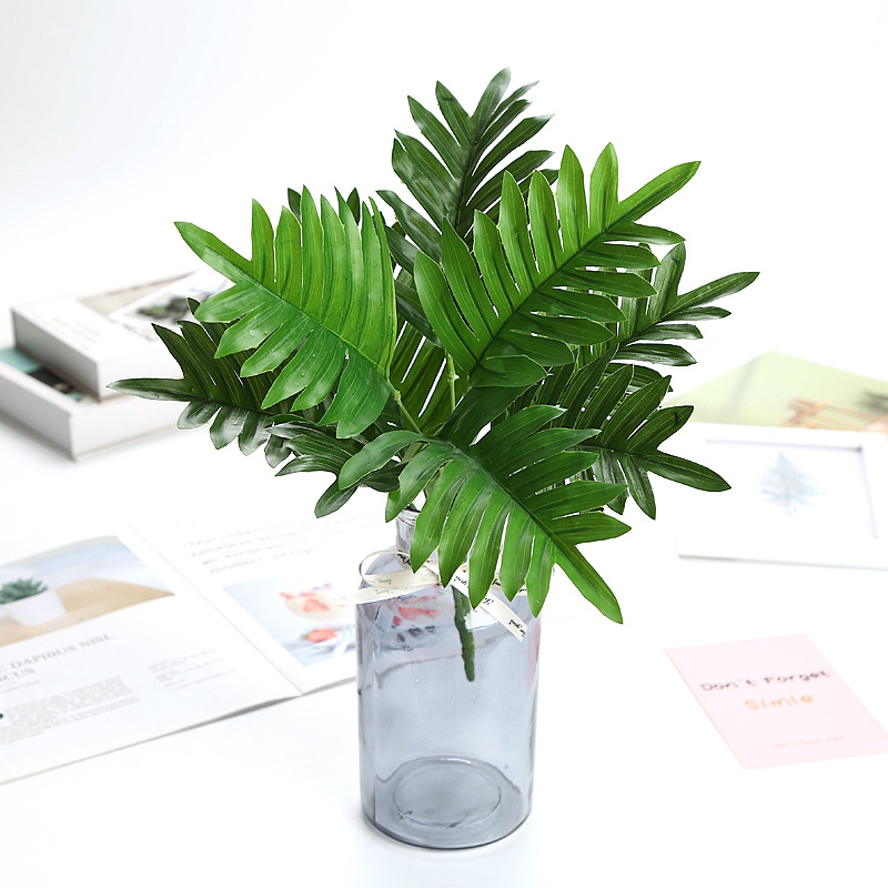 Plantă artificială cu buchet de frunze pe un copac de metal alb cu nouă ramuri, în ghiveci mic, pentru decor interior.