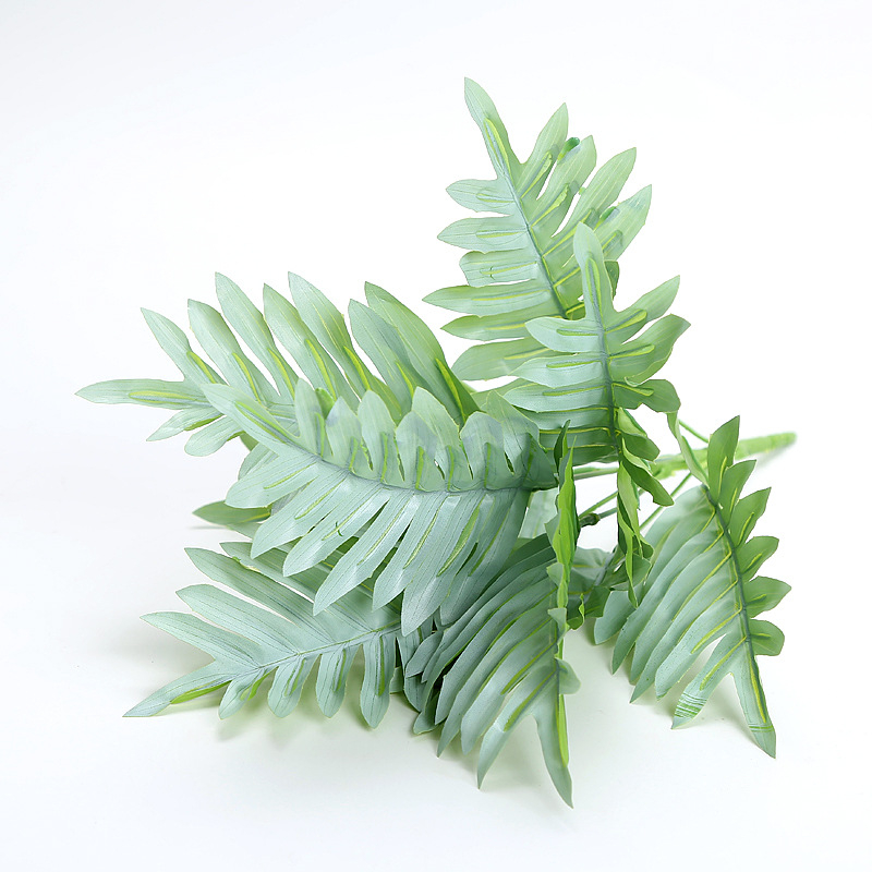Plantă artificială cu buchet de frunze pe un copac de metal alb cu nouă ramuri, în ghiveci mic, pentru decor interior.